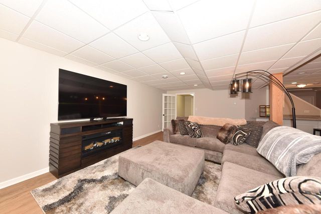 1275 Ridge ROAD, Waukesha, WI 53186