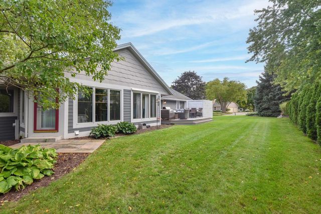 1275 Ridge ROAD, Waukesha, WI 53186