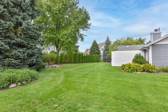 1275 Ridge ROAD, Waukesha, WI 53186