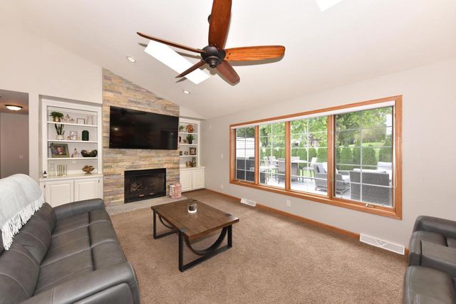 1275 Ridge ROAD, Waukesha, WI 53186