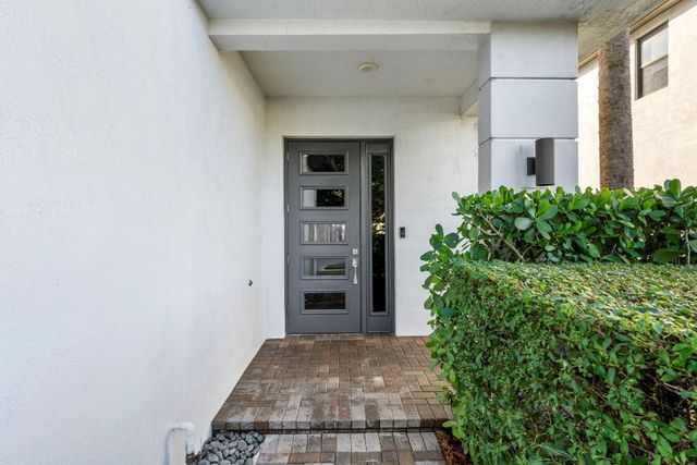 4919 Whispering Way, Fort Lauderdale, FL 33312