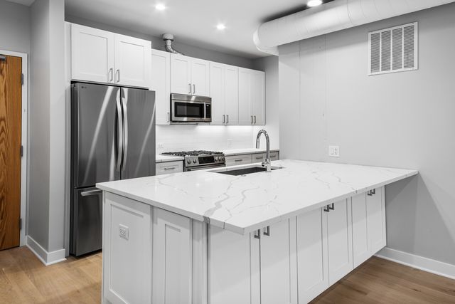 4637 N Ashland Avenue 302, Chicago, IL 60640