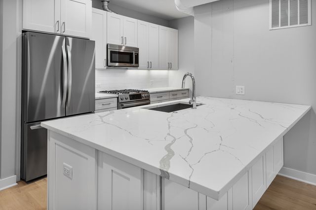 4637 N Ashland Avenue 302, Chicago, IL 60640