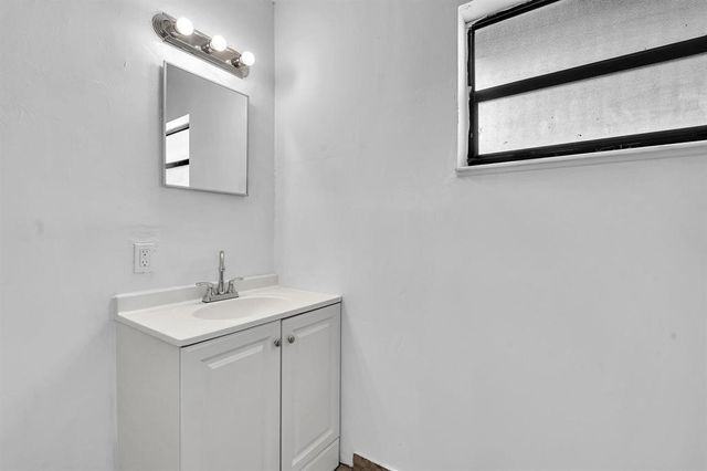 5748 NW 27th Court, Fort Lauderdale, FL 33313
