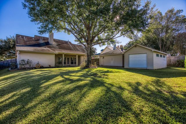 2706 Victory Lane, Brenham, TX 77833