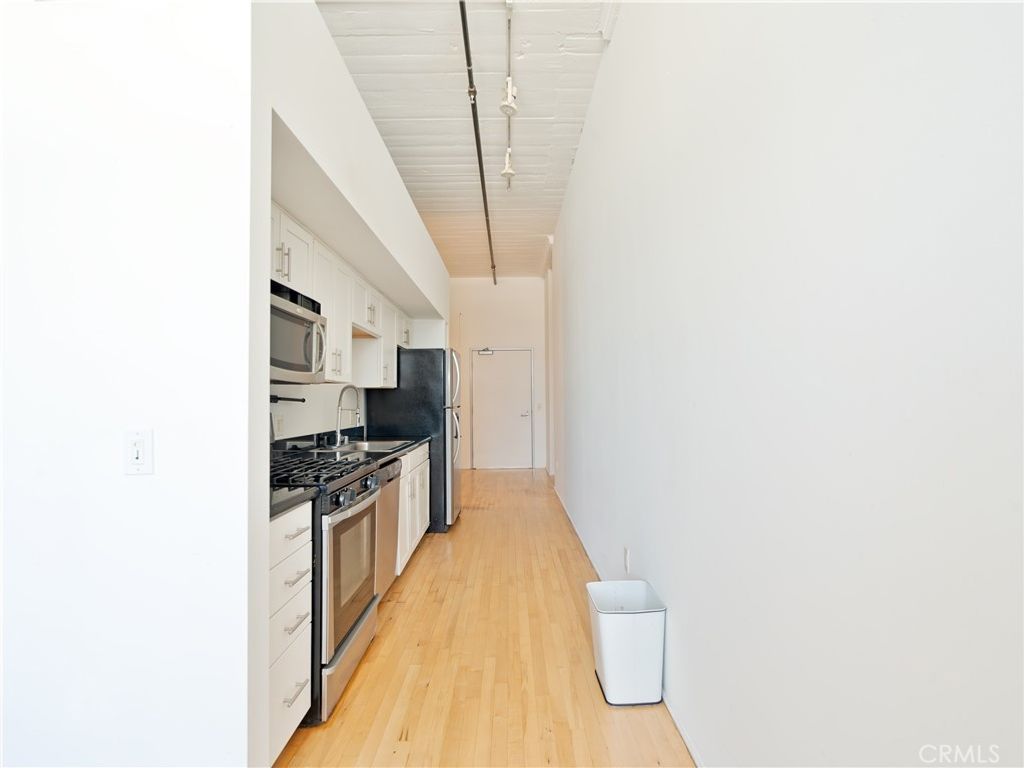 Image 15 of property listing at 420 S San Pedro 402, Los Angeles, CA 90013