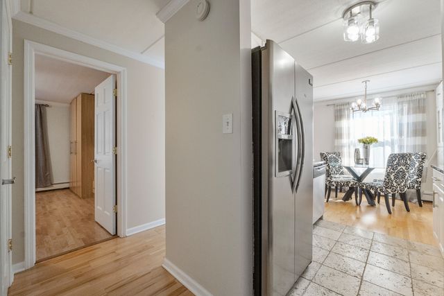 9143 S Roberts Road 21, Hickory Hills, IL 60457