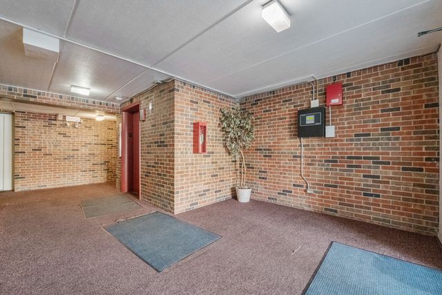 9143 S Roberts Road 21, Hickory Hills, IL 60457