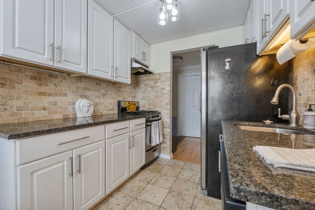 9143 S Roberts Road 21, Hickory Hills, IL 60457