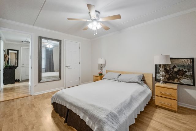 9143 S Roberts Road 21, Hickory Hills, IL 60457
