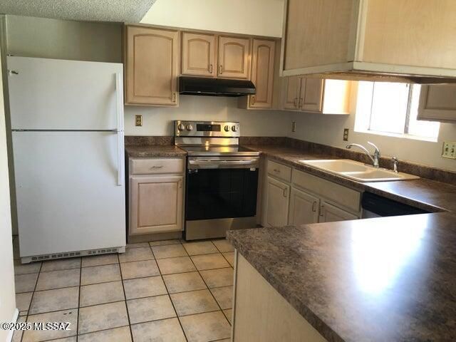 9449 E Barrudean Hills Street, Tucson, AZ 85710