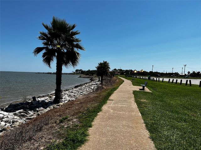 215 12th Street, San Leon, TX 77539