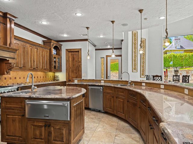 7105 Walden Dr, Tyler, TX 75703
