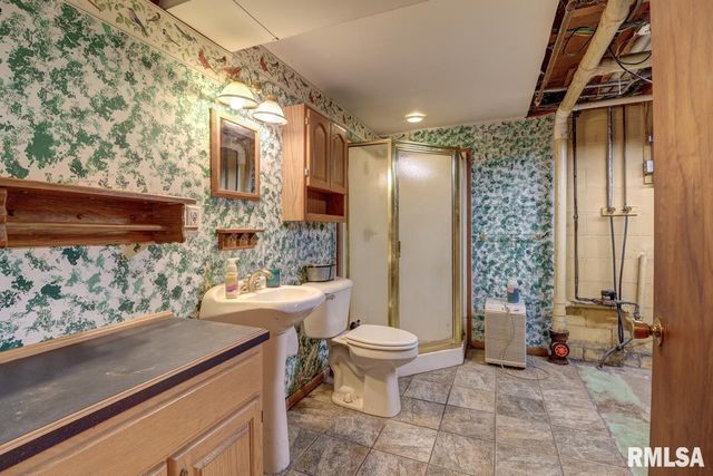 1356 SPRINGDALE Drive, Clinton, IA 52732