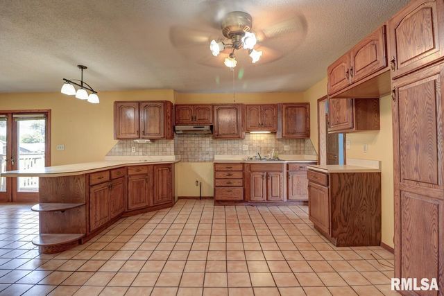 1356 SPRINGDALE Drive, Clinton, IA 52732