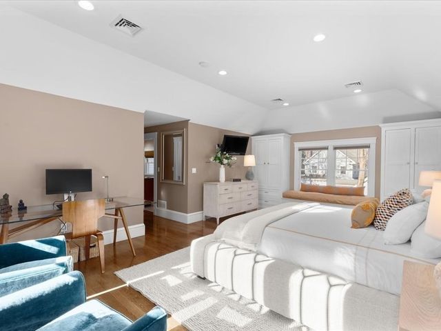 8 Tennyson Road, Wellesley, MA 02481