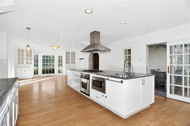 6211 Warner Drive, Los Angeles, CA 90048