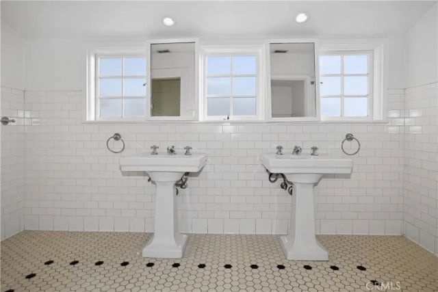 6211 Warner Drive, Los Angeles, CA 90048