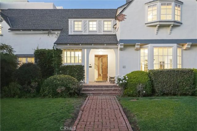 6211 Warner Drive, Los Angeles, CA 90048