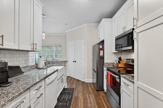 7800 POINT MEADOWS Drive 417, Jacksonville, FL 32256