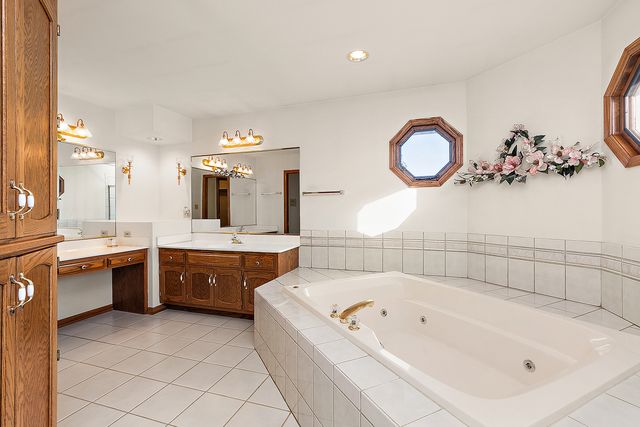 16221 Kingsport Road, Orland Park, IL 60467