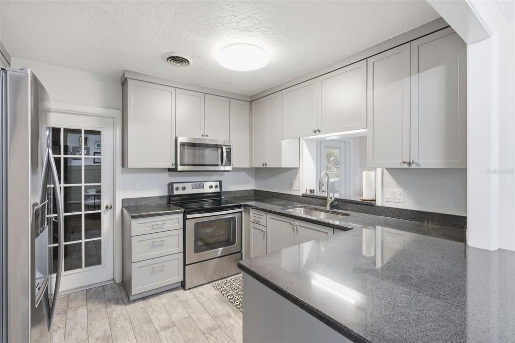 Image 12 of property listing at 1291 OXFORD ROAD, Maitland, FL 32751