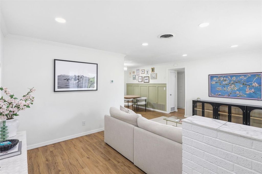 Image 5 of property listing at 1291 OXFORD ROAD, Maitland, FL 32751