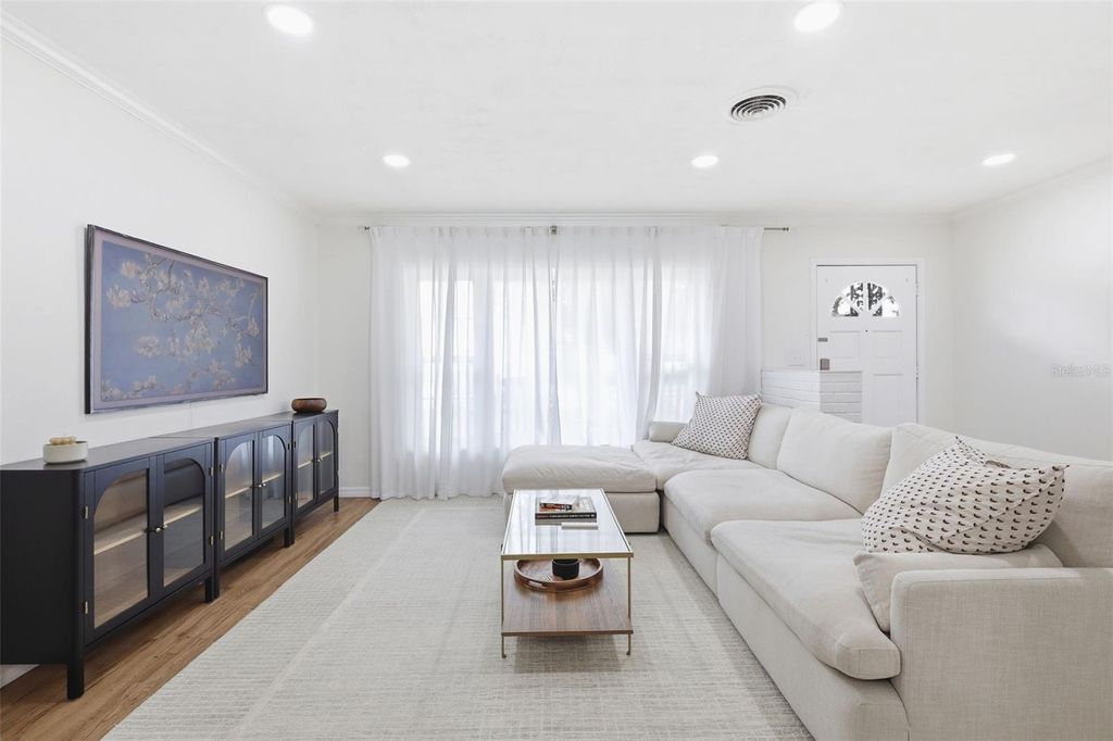 Image 7 of property listing at 1291 OXFORD ROAD, Maitland, FL 32751