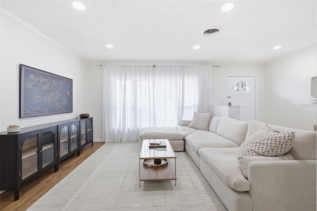 Image 8 of property listing at 1291 OXFORD ROAD, Maitland, FL 32751