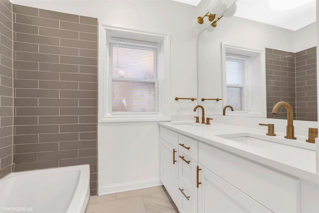 6711 S Paxton Avenue 1, Chicago, IL 60649