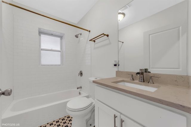 6711 S Paxton Avenue 1, Chicago, IL 60649