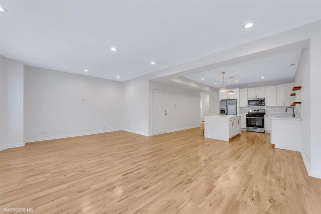 6711 S Paxton Avenue 1, Chicago, IL 60649