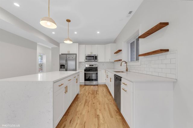 6711 S Paxton Avenue 1, Chicago, IL 60649