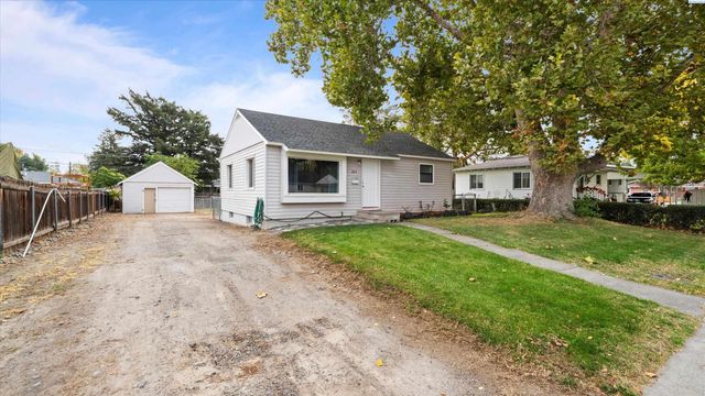 1613 S Fruitland, Kennewick, WA 99337