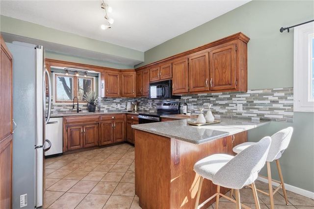 23313 S Aero Drive, Peculiar, MO 64078