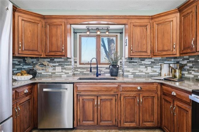 23313 S Aero Drive, Peculiar, MO 64078