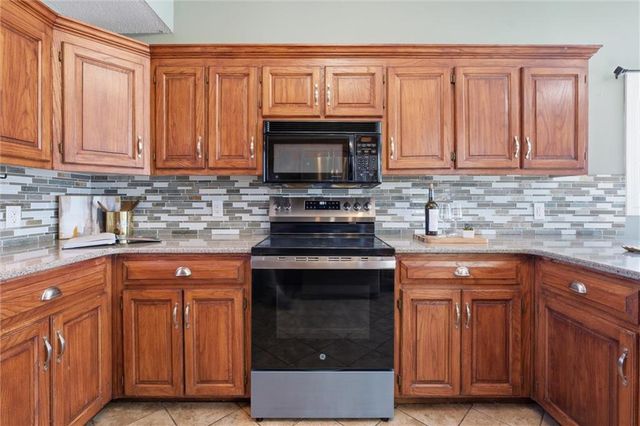 23313 S Aero Drive, Peculiar, MO 64078