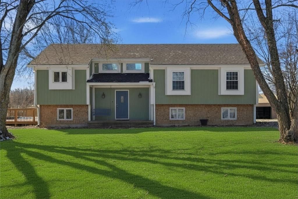 23313 S Aero Drive, Peculiar, MO 64078