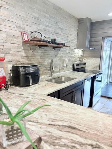 10004 MEMORIAL HIGHWAY, Tampa, FL 33615