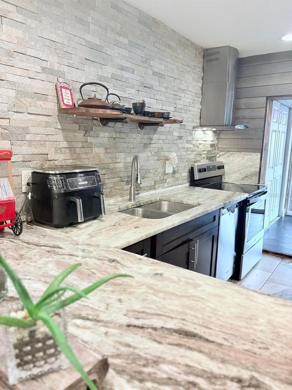 Image 13 of property listing at 10004 MEMORIAL HIGHWAY, Tampa, FL 33615