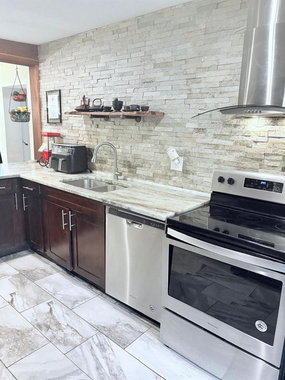 Image 14 of property listing at 10004 MEMORIAL HIGHWAY, Tampa, FL 33615