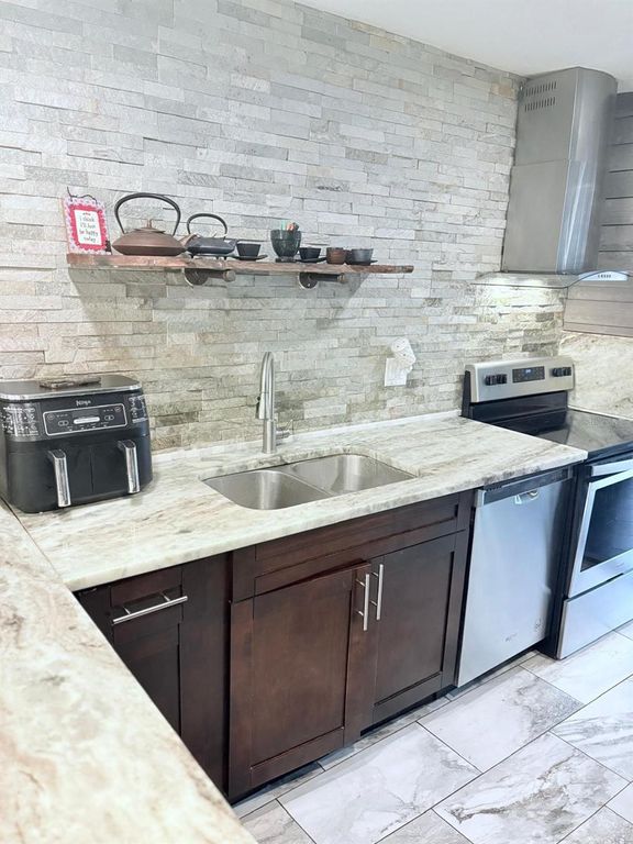 Image 15 of property listing at 10004 MEMORIAL HIGHWAY, Tampa, FL 33615