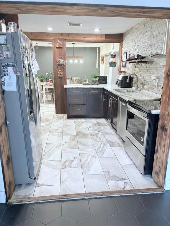 Image 16 of property listing at 10004 MEMORIAL HIGHWAY, Tampa, FL 33615