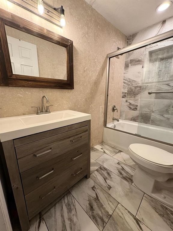 Image 27 of property listing at 10004 MEMORIAL HIGHWAY, Tampa, FL 33615