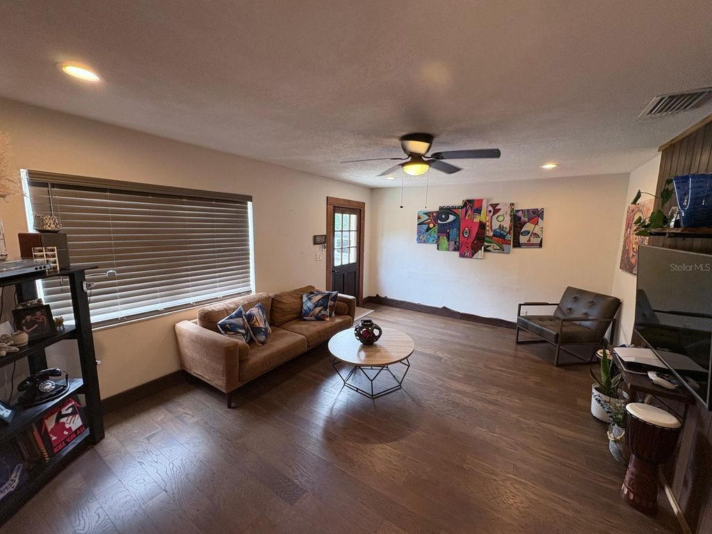 Image 8 of property listing at 10004 MEMORIAL HIGHWAY, Tampa, FL 33615