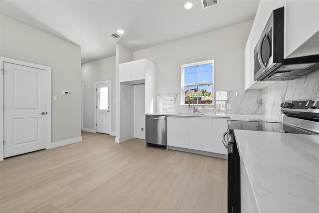 6702 Metro Blvd 9, Houston, TX 77083