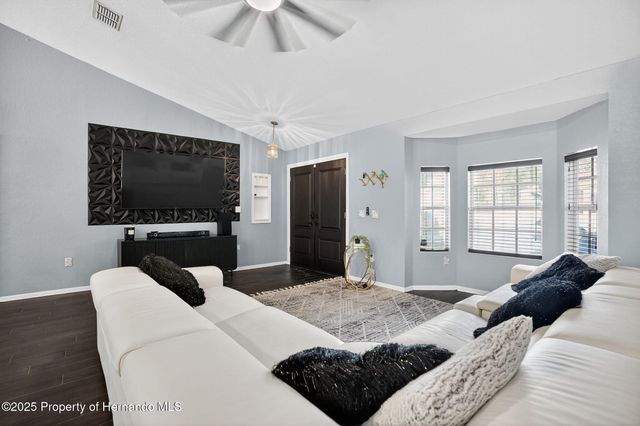 10384 Woodchuck Avenue, Weeki Wachee, FL 34614