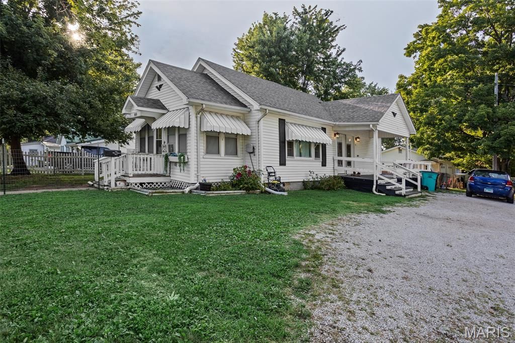 Image 1 of property listing at 702 W Jefferson Street, Pittsfield, IL 62363