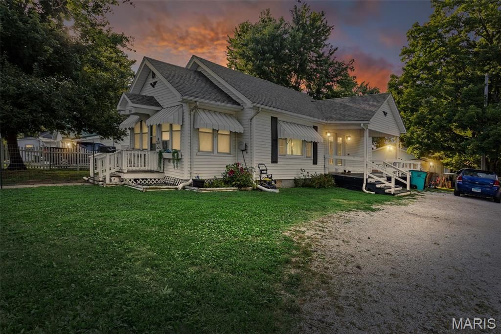 Image 2 of property listing at 702 W Jefferson Street, Pittsfield, IL 62363