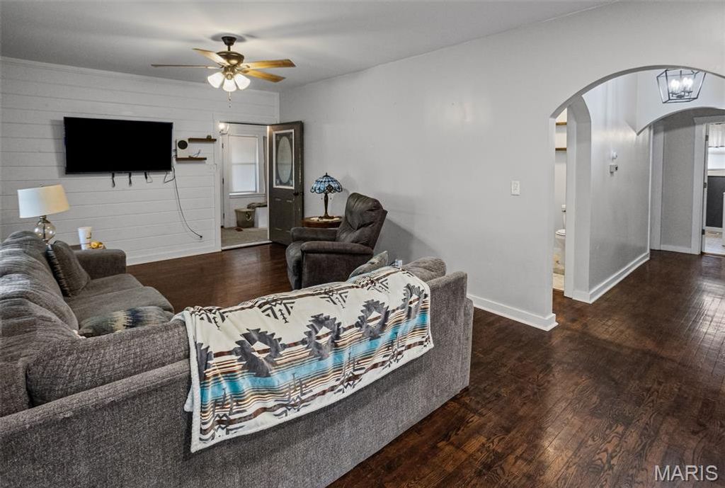Image 18 of property listing at 702 W Jefferson Street, Pittsfield, IL 62363